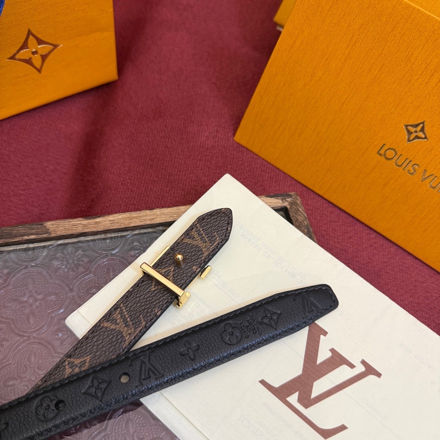 Louis Vuitton-Style Women's Belt — A stylish leather belt featuring a metal buckle, perfect for daily commutes, office wear, and parties; an excellent gift choice for Mother's Day or Valentine's Day.